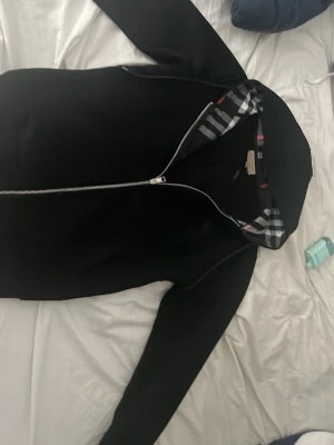 Svart hoodie från Burberry med dragkedja - Den är i storlek L men käns ändå kort om du e en lång person 170-185