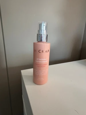 Hickap all inclusive hårbehandling - Säljer en Hickap all inclusive hair treatment i en snygg persikofärgad flaska med silvrig pump. Perfekt för dig som vill vårda och skydda håret med en multifunktionell produkt. Passar alla hårtyper och är enkel att använda.