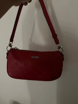 Äkta guess väska  - Mycket bra skick skickar direkt🌸🌸