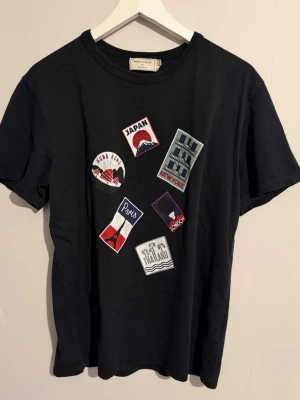 Maison Kitsune  - Säljer nu en svart T-shirt från Modin Kitsune. Hör av dig vid frågor🙌🙌