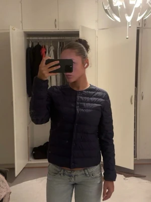 Mörkblå tunn pufferjacka - Säljer en oanvänd uniqlo jacka. Hör gärna av dig vid intresse eller fler frågor! 