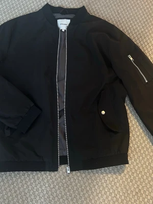 Jack and Jones overshirt/bomberjacka - En riktigt snygg overshirt/bomber jacka som kan användas till de mesta. Den är lite använd och inga som helst skador på den. 