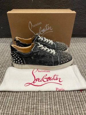 Christian Louboutin skor - Hej, säljer nu dessa svin snygga Christian Louboutin skor. Skorna är i ok skick!  Begränsat antal boxar och dustbag. Hör av dig vid frågor.