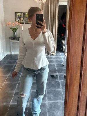 Peplum topp - Snygg vit peplum topp från H&M, köptes i höstas och inte använts något. Den är normal i storlek på mig men passar S oxå, möjligen M🙏🏻💕