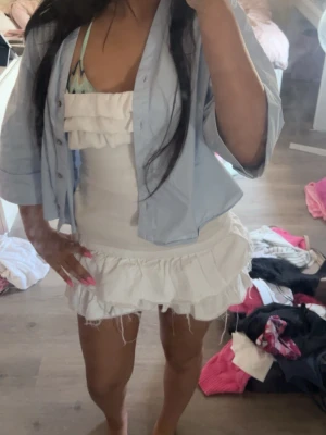Vit volang topp från Zara - Söt vit linnetopp från Zara med tunna axelband och dubbla volangdetaljer upptill. Perfekt för varma dagar och enkel att styla med jeans eller kjol. Tillverkad i mjuk bomull för en bekväm känsla. Köpte tröjan för 179kr.
