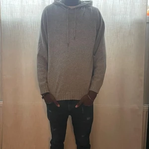 Grå stickad hoodie  - Stickad hoodie från dressman XL men passar L 