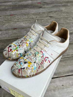 Maison margiela skor - Säljer mina tvärfeta maison margiela gats, I off-white paintsplatter. Från cirka ss20-21. Typ dom enda äkta på Plick. Storlek 43. Kanon bra skick, lite smutsiga. Köpta på EBay för 5200kr. Skicka gärna bud, vill sälja fort! Postas spårbart via PostNord eller möts i Stockholm.👊