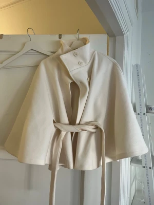 Belt cape jacket - Poncho inspirerad jacka från Gina tricot