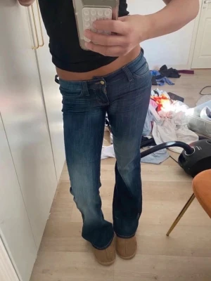 Cheap monday jeans mörkblå flare  - ♨️LÅG MIDJADE♨️ Ej använda, köpte och tog bort lappen men ångra mig dagen efter för tyckte dom inte passade mig. 29/32. Midjemått rakt över: 37cm. innebenslängd: 80. Passar perfekt dom som bär storlek S, M, XS !! Helt nya minns inte för hur mycket jag köpte men ungefär 500-600!!