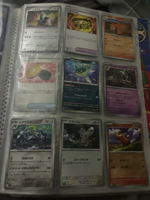 Pokémonkort i samlarpärm - Säljer ett gäng Pokémonkort i en plastficka, med olika motiv och färger. Korten har japansk text och visar olika Pokémon, energikort och tränarkort. Perfekt för dig som vill utöka din samling eller spela Pokémon TCG.