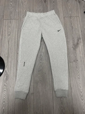 Grå Nocta nike byxor - mycket bra skick , PASSFORM STORLEK S . pris kan diskuteras 