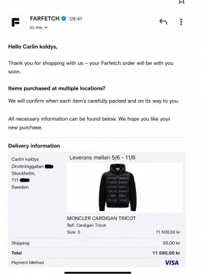 Moncler cardigan  - Snygg svart pufferjacka från Moncler med quiltad front och huva. Jackan har ribbstickade ärmar, dragkedja framtill och en praktisk ficka med dragkedja på ärmen. Moncler-logga på vänster ärm ger en exklusiv touch. Perfekt för kalla vinterdagar.