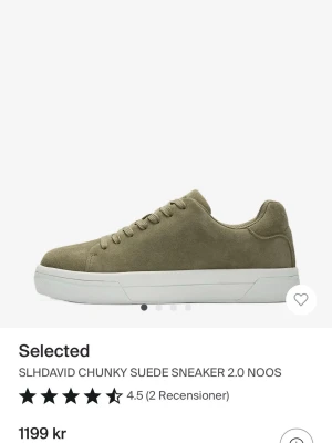 Gröna skor herr - Chunky sneakers i olivgrönt mocka från Selected. Skorna har en tjock vit sula, rund tå och klassisk snörning. Stilren och enkel design som passar till det mesta. Materialet är mjukt mocka och insidan är textilfodrad. Storlek 43 helt nya har lådan och allt kvar