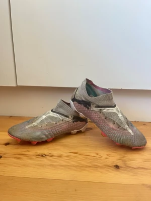 Puma Future Ultimate FG/AG fotbollsskor strl 42.5 - Ett par Puma future ultimate fotbollsskor för konstgräs och naturgräs i storlek 42.5. Skicket på skorna syns på bilderna, fråga gärna om ni vill se fler bilder.