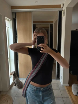Cool väska  - Säljer denna underbara väska där det får plats med många saker! Den knäpps med en zip stängning ( se bild 4 ) och har även ett litet fack i sig ( se bild 5 )   Den är köpt i Thailand för ett par år sedan, men säljs nu då den aldrig riktigt kommit till användning.  Har även en till liknande som jag även säljer, kika gärna in den också😋  Skriv vid fler frågor🌸