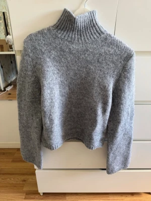 Ljusgrå stickad polotröja - Stickad tröja med polokrage från H&M storlek xs. Grå/blå. Ny med prislapp 
