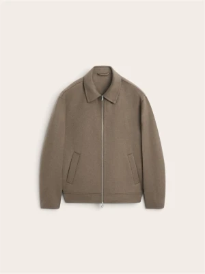 Beige ulljacka med dragkedja - Stilren beige jacka i ull med klassisk krage och rak passform. Jackan har två snedställda fickor framtill och stängs med en silverfärgad dragkedja. Perfekt för dig som gillar minimalistisk och clean stil.