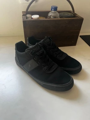 Svarta Polo Ralph Lauren sneakers - Ralph lauren skor  Storlek 41 Väldigt bra skick  Bekväma  Skriv vid frågor