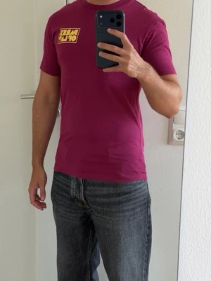 T-shirt  - T-shirt med tryck fram och bak. Storlek S.