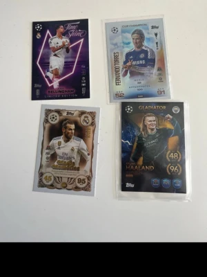 Topps fotbollssamlarbilder UEFA - Fyra coola fotbollssamlarbilder från Topps med spelare som Jude Bellingham, Fernando Torres, Gareth Bale och Erling Haaland. Korten har färgstarka designer och olika teman som 'Time to Shine' och 'Gladiator'. Perfekt för dig som gillar fotboll och samlarkort.