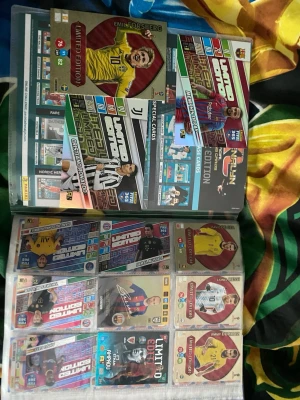 Samling fotbollskort Panini - Sen har jag även 100 ich kort kvar med som inte fick plats på kamran det är en Stor samling fotbollskort från Panini med flera limited edition och specialkort. Kort med spelare som Lionel Messi, Emil Forsberg och Vinicius Junior. Färgglada och detaljerade kort i plastfickor, perfekt för samlare och fotbollsintresserade.