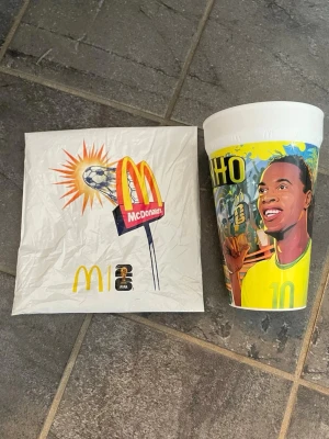 McDonald’s VM-mugg Ronaldinho  - Säljer en riktigt eftertraktad McDonald’s VM-plastmugg från 2026 med Ronaldinho. 🏆⚽ Perfekt för samlare eller fotbollsfans! | Skick: Helt ny 10/10! | Pris: 119 kr | Skriv vid minsta fundering 🤔 