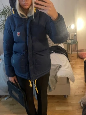 fjällräven jacka  - säljer denna fjällräven jacka i storlek womens M. jag säljer för att det var i fel storlek och jag vill köpa en annan färg. den är nästan helt ny och kommer med dustbag. pris kan diskuteras!