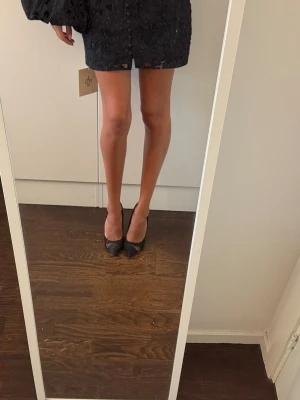 Svarta klackar - Säljer mina svarta klackar från Primark i London. Storlek 38. Dessa passar till alla outfits, jeans eller klänning.☀️ Köpta för 30£ (ca 300kr), säljer för 100kr. Minimalt slitage på sulan, använda ca 5 gånger.🪷