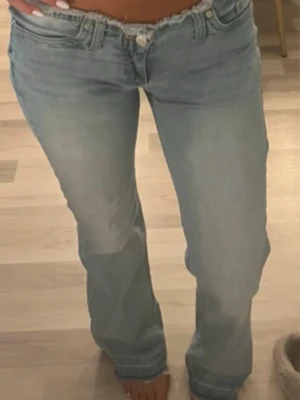 Nelly jeans  - 💙 Helt nya ljusblå jeans från Nelly!  Storlek 36 – passar även dig som vanligtvis har XS, S eller S/M beroende på önskad passform.  ✨ Aldrig använda och i nyskick. Hör gärna av dig vid frågor eller intresse!