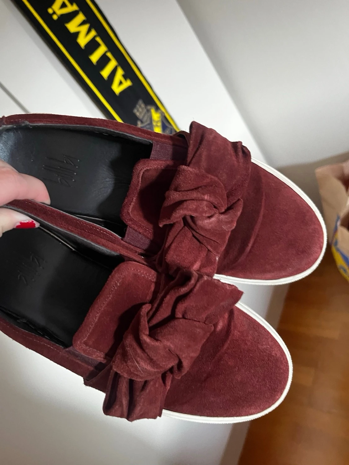 Vinröda sneakers med rosett - 1