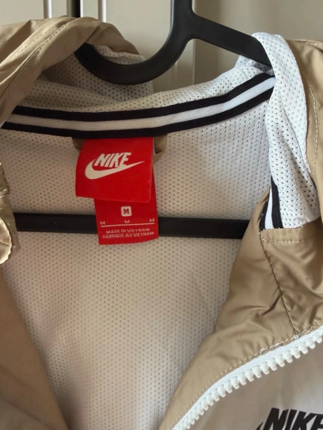 Nike beige och vit vindjacka - 1