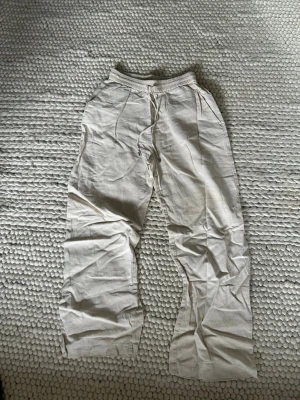 Beiga linnebyxor med resårmidja - Har en solkrämsfläck men den är knappt synbar, se bild. Viker man ner dom blir det lowwaist och super snygga