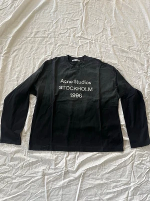 Svart långärmad Acne Studios  - Svart långärmad acne studios tröja. Den är i 10/10 skick och passar dig som är runt 168. Den är i storlek S men är lite oversized som dem ska vara.Hör av dig vid funderingar! 
