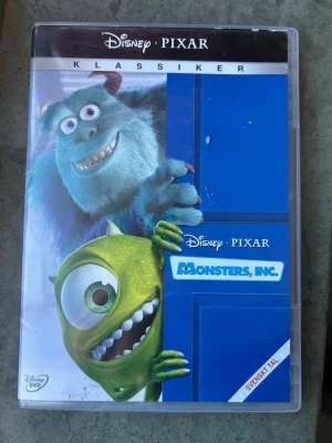 Monsters inc DVD - DVD-film med Monsters, Inc. från Disney Pixar. Filmen har text på svenska, danska, norska, finska, engelska, isländska och estniska. Ljudspår på svenska, danska, norska, finska, engelska och isländska. Speltid 88 minuter. Produktionsår 2001. Åldersgräns 7 år.  Finns på språk: Svenska, Danska, Norska, Finska, Engelska, Isländska   OBS!! skivorna är begagnade så det kan förekomma repor/hairlines på skivorna, men då jag kollar igenom alla filmer jag säljer garanterar jag att alla funkar felfritt 