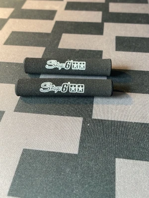Stage6 svarta skumhandtag till moped - Säljer två svarta skum handtag till moped. Dem är helt nya och har aldrig använts! Tveka inte på att skriva om du har några funderingar!!!!!!