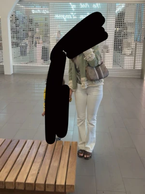 Vita nya jeans - Säljer vita jeans, då dem inte passar mig längre. Dem är low waist