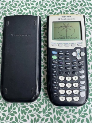 Texas Instruments TI-84 Plus miniräknare / grafräknare  - Grafritande miniräknare TI-84 Plus från Texas Instruments. Svart och silverfärgad med tydlig display och många funktionsknappar. Perfekt för matte, statistik och programmering. Medföljer skyddsfodral i svart plast. Funkar som den ska.