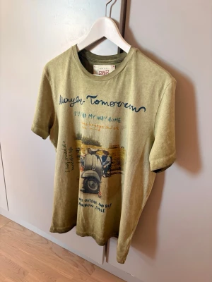 Born To Be ”BOB” t-shirts - Två BOB T-shirts i nyskick! Strl M men sitter som S då det är italiensk passform. Nypris på båda tillsammans är ca 2500kr men tänker 1000kr för båda eller 600kr styck! Sitter bra på mig som är 170cm och väger 60kg