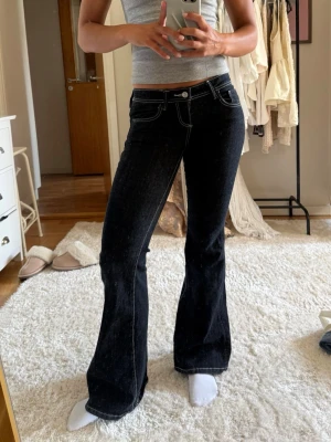 Marinblå bootcut jeans med kontrastsömmar - Från Gina Tricot