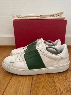 Valentino open  - Valentino open~färg, vit/mörkgrön~storlek 43 (passar 44)~skick 9/10 (nästan helt nya)~100% äkta, allt som syns i bilden medföljer vid köp. (Box, dustbag, extra skosnören, + även kvitto som garanterar äktheten) nypris på dessa är mellan 6000-7000kr+, passa på när en sådan här chans kommer!