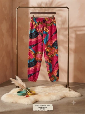 Färgglada boho bomullsbyxor  - Unika bomullsbyxor i boho-stil med handtryckt mönster i rosa, blått, gult och svart. Byxorna har avslappnad passform, resår i midjan och vid anklarna. Perfekta för dig som gillar färg och vill sticka ut.