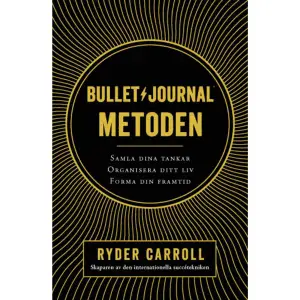 Den efterlängtade boken från grundaren av Bullet journal -- organisationssystemet som tagit världen med storm. I åratal testade Ryder Carroll otaliga organiseringssystem, online och offline, men inget av dem passade hans sätt att tänka. Han sökte ett sätt som skulle hjälpa honom att bli konsekvent, fokuserad och effektiv tills han av ren nödvändighet utvecklade metoden själv. Han kallade den Bullet journal. När han började dela med sig av sitt system till sina vänner som stod inför liknande utmaningar, blev det viralt. Bara ett par år senare, till hans stora förvåning, är Bullet journaling en världsomspännande rörelse.Bullet journal-metoden handlar om mycket mer än att organisera dina anteckningar och att-göra-listor. Det handlar om vad Carroll kallar medvetet levande: att rensa bort distraktioner och fokusera din tid och energi på det som är verkligt meningsfullt, både på arbetet och i ditt privatliv. Det handlar om att spendera mer tid på det du bryr dig om, genom att jobba mot färre mål. Hans nya bok visar hur du kan - Samla dina tankar: med bara papper och penna kan du få koll på vad du lägger tid på och få överblick över dina framsteg. - Organisera ditt liv: finn lugn i vardagen genom att attackera dina att-göra-listor på ett systematiskt, medvetet och produktivt sätt. - Forma din framtid: ta vaga drömmar och nyfikenheter till meningsfulla mål, och bryt sedan ner dessa mål till genomförbara steg som leder till stora förändringar. Carroll skrev den här boken för frusterade list-skrivare, överväldigade multitaskare och kreativa som behöver lite struktur. Vare sig du har använt en Bullet journal i flera år eller aldrig har sett en tidigare kommer Bullet journal-metoden ta dig från att vara en passagerare till att bli pilot över ditt eget liv.---Bullet journal är ett av de mest eleganta och effektiva system jag någonsin stött på. Det kommer inte bara hjälpa dig att bli mer organiserad utan kommer också hjälpa dig att bli en bättre person. Jag rekommenderar starkt den här boken (och metoden den redogör för i detalj) för alla som vill få ut mer av livet. -- Cal Newport, författare till Deep WorkOavsett om du är en insatt antecknare eller alltid har velat utforska anteckningsbokens fördelar, så förenklar Bullet journal-metodenkraften i att sätta pennan mot papper och kommer tveklöst att förvandla ditt liv, på fler sätt än du kan föreställa dig. -- Hal Elrod, författare till The Miracle Morning    Format Inbunden   Omfång 302 sidor   Språk Svenska   Förlag Volante   Utgivningsdatum 2018-12-11   Medverkande Kjell Waltman   Medverkande Ryder Carroll   ISBN 9789188869296  