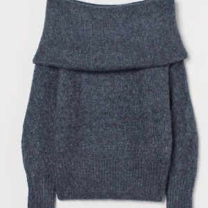 Mörkgrå stickad offshoulder-tröja - Säljer en superfin mörkgrå stickad tröja med offshoulder-design. Perfekt för höst och vinter, den är både stilren och mysig. Storlek xs, aldrig använd 