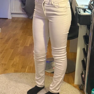 Vita skinny jeans - Säljer ett par vita skinny jeans från &Denim i storlek 25/30. De har en regular waist och är perfekta för både vardag och fest. Materialet är denim och de sitter riktigt snyggt och tight. Passar perfekt till en avslappnad eller uppklädd stil!