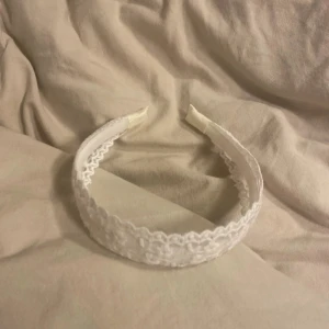 Vitt spetsdiadem - Säljer ett superfint vitt diadem med spetsdetaljer. Perfekt för att ge en romantisk touch till din outfit. Diademet är i bra skick och passar de flesta huvudstorlekar. Perfekt för både vardag och fest! 🌸