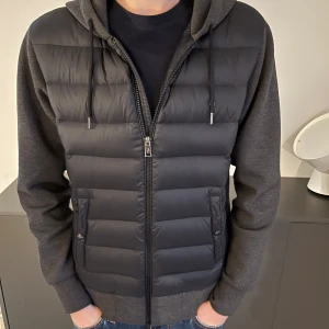 Ralph lauren cardigan - Säljer en riktig snygg och eftertraktad Ralph lauren cardigan | Jackan har inga defekter och är i mycket bra skick | sitter bra och är bra fodrad på framsidan | Modellen är 184 cm och jackan är något liten | Fråga på om det är något! | först till kvarn! 