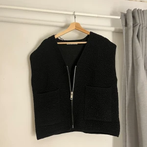 Zara väst - Snygg väst från Zara u storlek s-m💕 Använd 1-2 gånger bara!!