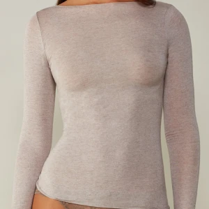 Beige intimissimi - Säljer en bekväm beige långärmad topp. Perfekt för både vardag och fest. Toppen har en tight passform som framhäver figuren och är gjord i ett mjukt material. Har bara andvänts 2 gånger, har et litet hål vid armen men syns knappast 