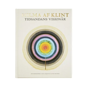 Hilma af Klint : tidsandans visionär (bok, klotband) - Hilma af Klints verk har tagit den internationella konstvärlden med storm, mer än hundra år sedan de första verken skapades. Kring det förra sekelskiftet påverkade ockulta religiösa rörelser som teosofi och antroposofi de tidiga modernisterna Kandinsky, Mondrian, Malevich och Hilma af Klint. Vilken tidsanda inspirerade en sådan plötslig artistisk utgjutelse? Denna antologi baseras på seminariet som hölls när Guggenheimmuseet i New York öppnade sin mycket omtalade och historiskt mest välbesökta utställning Hilma af Klint: Paintings for the Future i oktober 2018.      Format Klotband   Omfång 124 sidor   Språk Svenska   Förlag Bokförlaget Stolpe   Utgivningsdatum 2019-11-27   Medverkande Kurt Almqvist   Medverkande Louise Belfrage   Medverkande Kurt Almqvist   Medverkande Louise Belfrage   Medverkande Daniel Birnbaum   Medverkande Julia Voss   Medverkande Tracey Bashkoff   Medverkande Isaac Lubelsky   Medverkande Linda Dalrymple Henderson   Medverkande Marco Pasi   Medverkande Hillevi Jonsson   ISBN 9789198523706  