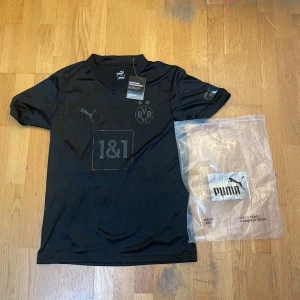 Svart fotbollströja från Puma - Fick den i present men den var för stor för mig, helt oanvända. Om du har mer frågor är det bara att fråga